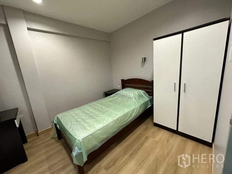 ทาวน์เฮาส์ ให้เช่าในPhra Khanong, Bangkok - ห้องนอนรองพร้อมเตียงเดี่ยว ตู้เสื้อผ้าสีขาว และพื้นลามิเนต