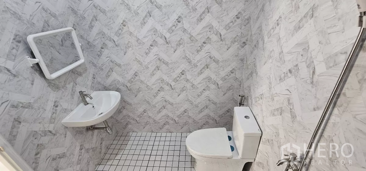 คลังสินค้า ให้เช่าในLat Krabang, Bangkok - ห้องน้ำปูกระเบื้องสะอาด มีโถสุขภัณฑ์ อ่างล้างมือ และฝักบัว