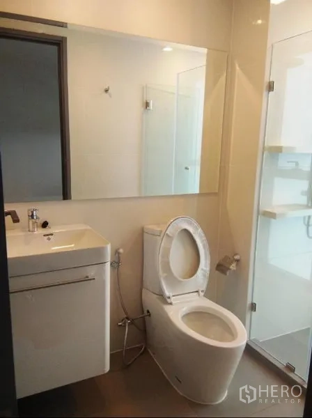 公寓 出售在Ratchathewi, Bangkok - 现代浴室，台盆柜、坐便器与玻璃淋浴间