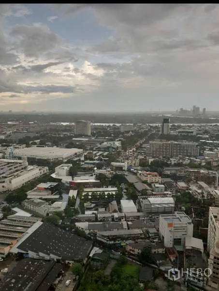 公寓 出租 - 高层远眺曼谷城市景观与多云天空。