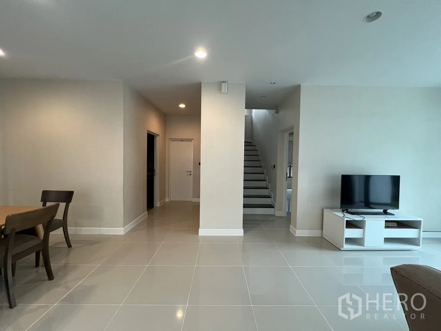 บ้าน ให้เช่าในBang Kapi, Bangkok - โถงชั้นล่าง มีบันไดและมุมวางทีวี