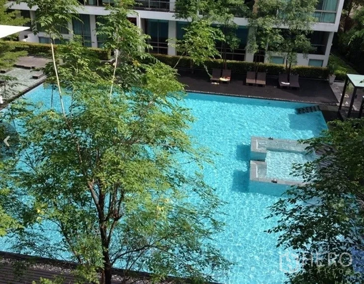 คอนโด ให้เช่าในKhlong Toei, Bangkok - สระว่ายน้ำส่วนกลางของคอนโด พร้อมเด็คอาบแดดและต้นไม้จัดแลนสเคป.