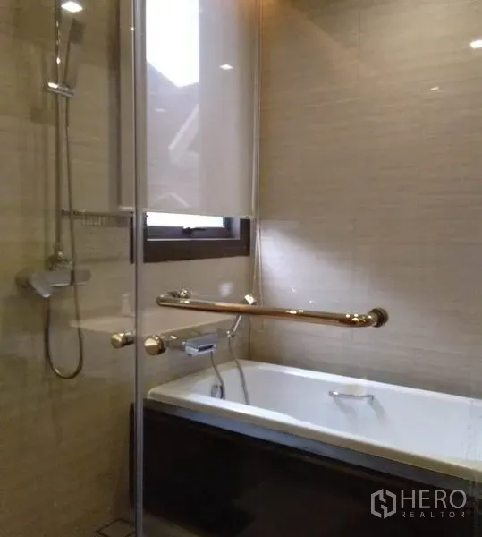 อพาร์ทเมนท์ ให้เช่าในKhlong Toei, Bangkok - ห้องน้ำพร้อมอ่างอาบน้ำกั้นกระจกและฝักบัว มีหน้าต่างรับแสง