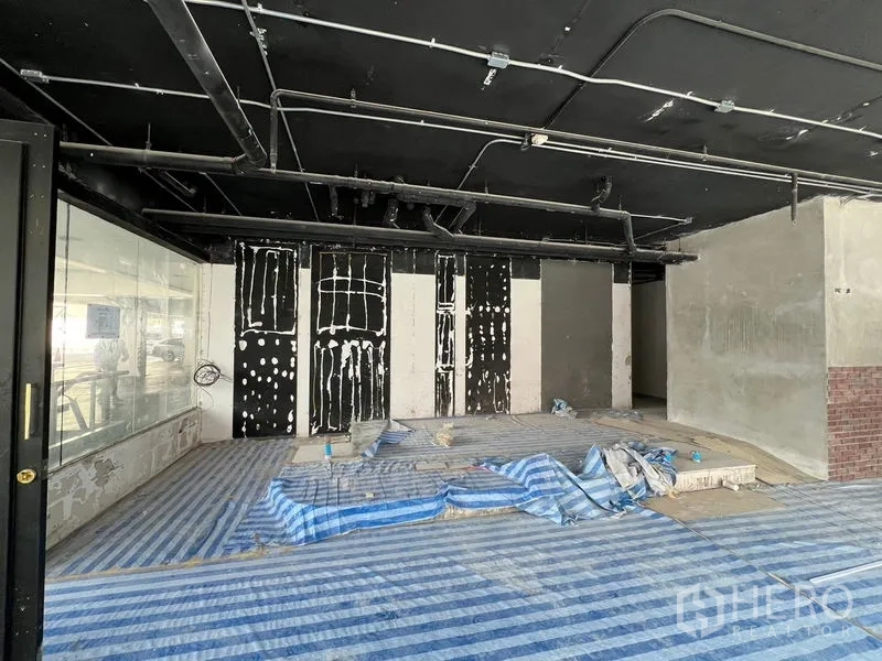 零售空间 出租在Watthana, Bangkok - 前场高黑顶，展示台与整面玻璃橱窗。