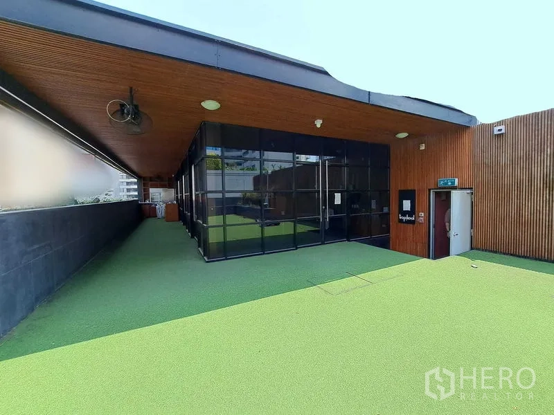 พื้นที่ขายปลีก ให้เช่าในKhlong Toei, Bangkok - หน้าร้านกระจกเชื่อมเทอเรสดาดฟ้าพื้นหญ้าเทียมขนาดใหญ่พร้อมพื้นที่ชายคา