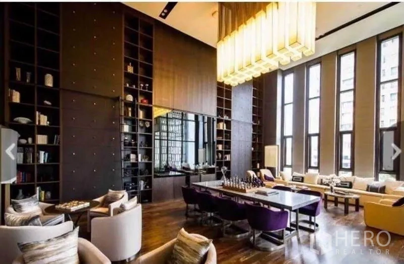 คอนโด ให้เช่าในWatthana, Bangkok - เลานจ์ส่วนกลางหรู เพดานสูง ผนังชั้นหนังสือ และมุมนั่งเล่น