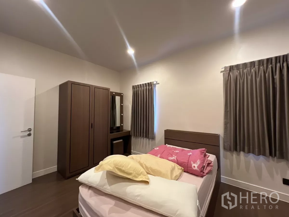 บ้าน ให้เช่าในBang Kapi, Bangkok - ห้องนอนตกแต่งพร้อม เตียง ตู้เสื้อผ้า และโต๊ะแต่งตัว