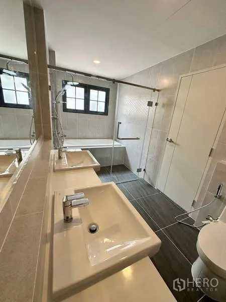บ้าน ให้เช่าในBang Phli, Samut Prakan - ห้องน้ำสมัยใหม่ อ่างล้างหน้าคู่ กระจกบานใหญ่ และส่วนอาบน้ำกระจก