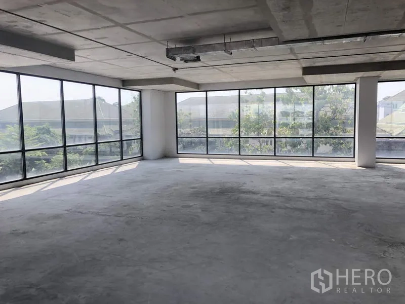 办公空间 出租在Suan Luang, Bangkok - 转角办公区，三面玻璃观景墙面，可按租户需求定制装修。