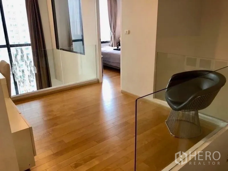 公寓 出租在Ratchathewi, Bangkok - 夹层走廊木地板，玻璃栏杆，通向卧室。