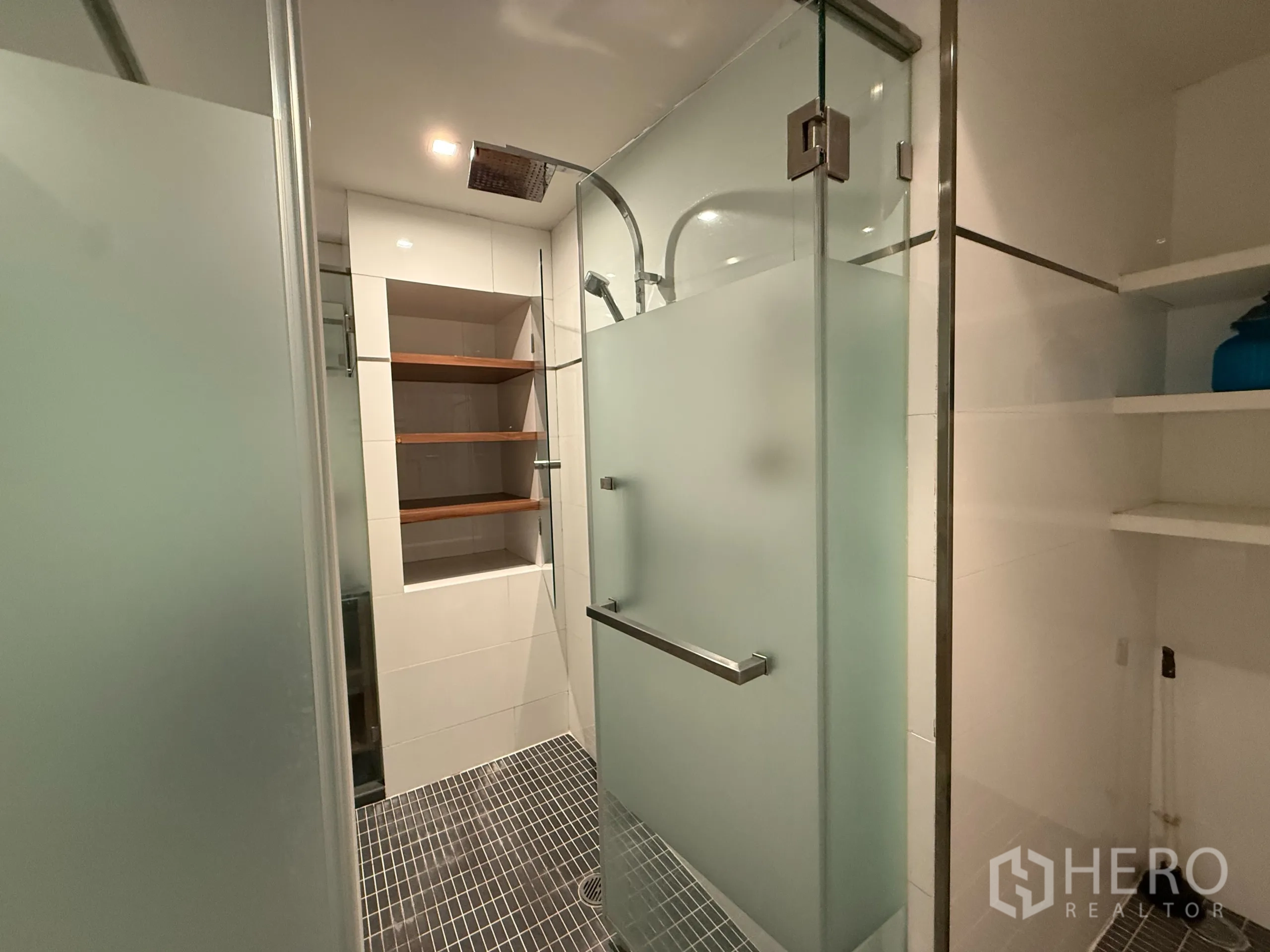 คอนโด ให้เช่าในPhaya Thai, Bangkok - มุมใกล้ของฝักบัวเรนชาวเวอร์ปูโมเสก พร้อมช่องชั้นวางของ