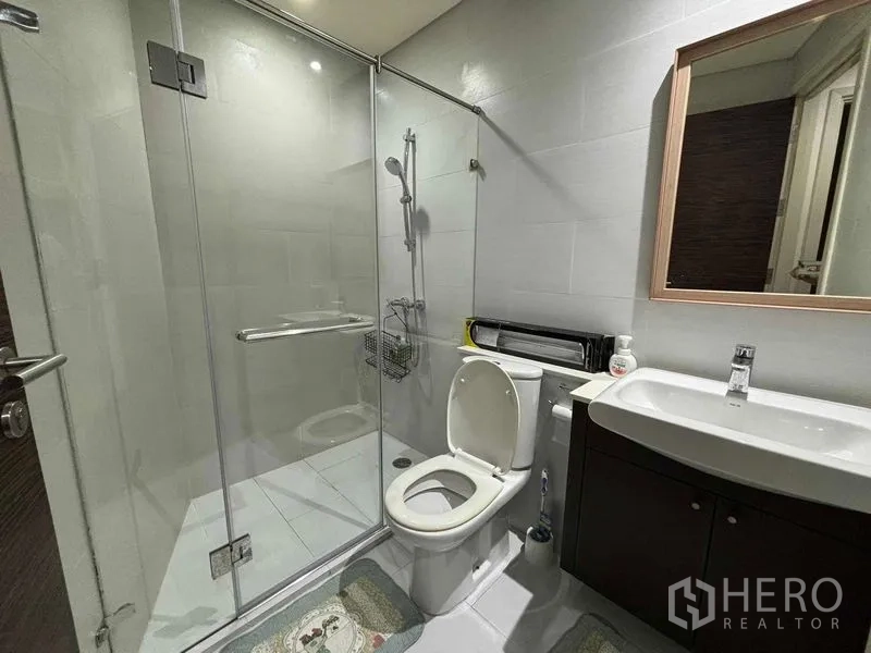 คอนโด ให้เช่า - ห้องน้ำแขกกับตู้ shower กระจกใส สุขภัณฑ์ และอ่างล้างหน้าขนาดกะทัดรัด