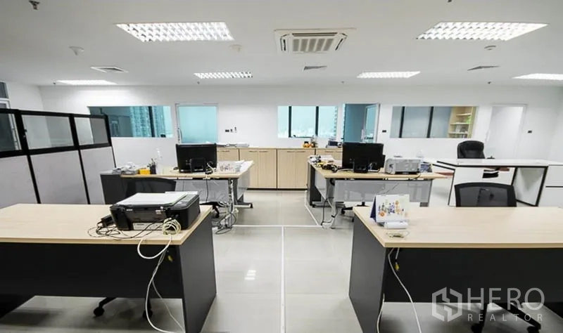 Office Space for rent in Huai Khwang, Bangkok - Central open workspace with multiple desks, storage and ceiling air-conditioning.