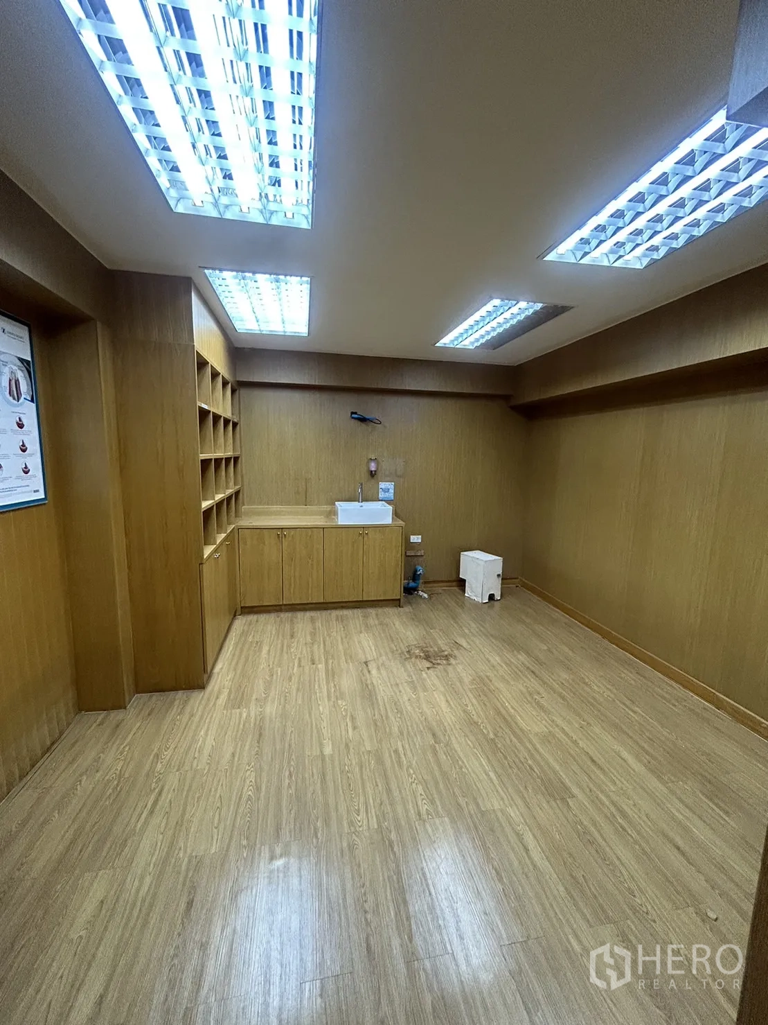 พื้นที่ขายปลีก ให้เช่าในWatthana, Bangkok - ห้องด้านหลังมีตู้บิลต์อิน ไฟฟลูออเรสเซนต์สว่าง และพื้นลายไม้