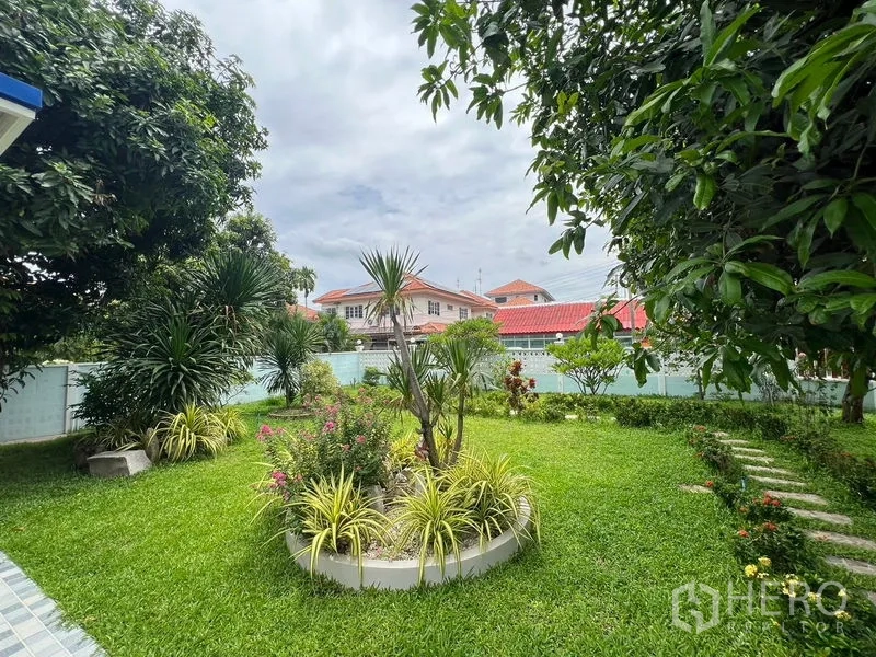 บ้าน ขายในMin Buri, Bangkok - สวนส่วนตัวร่มรื่น สนามหญ้า ต้นไม้ และแปลงดอกไม้