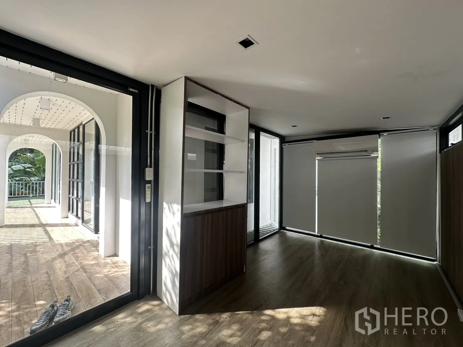 สำนักงานที่บ้าน ให้เช่าหรือขายในPhra Khanong, Bangkok - ห้องมุมกระจกพร้อมชั้นบิลท์อิน และระเบียงซุ้มโค้งด้านนอก