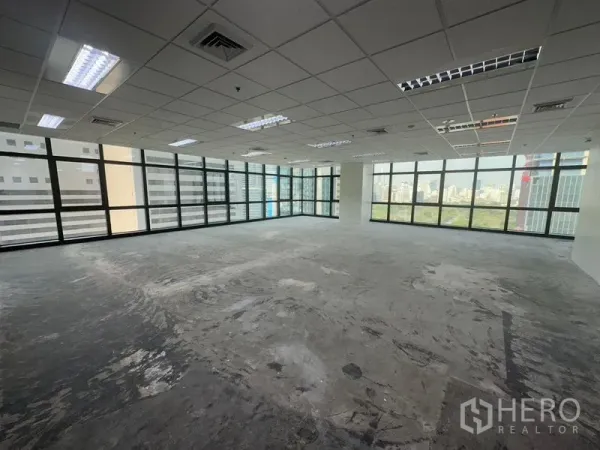 办公空间 出租在Bang Rak, Bangkok - 开阔的转角开放式办公室，吊顶灯具与环幕窗，可欣赏城市景观。