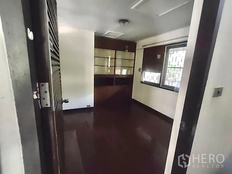 独立式住宅 出租 - 小型书房，带内置搁架和窗户