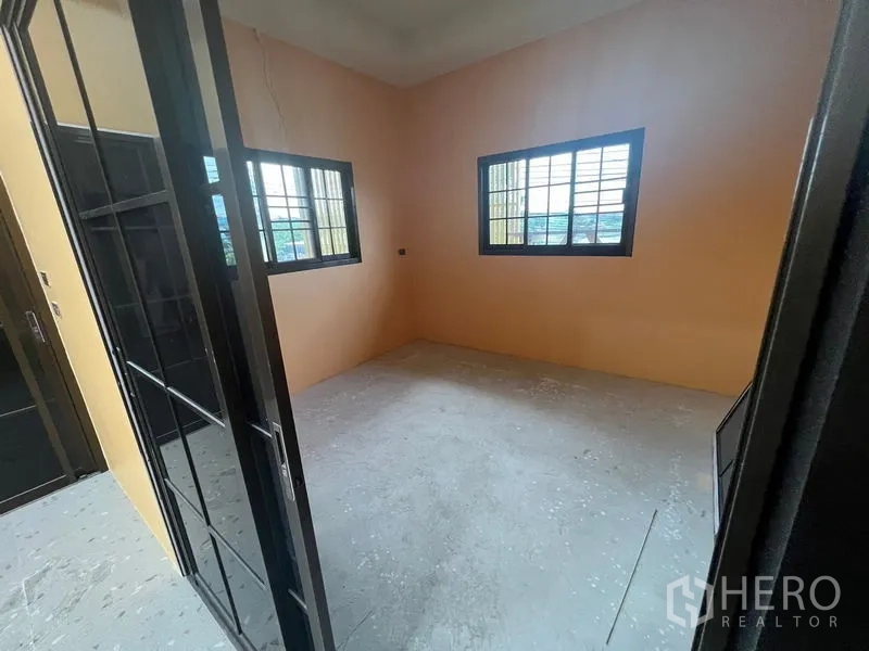 คลังสินค้า ให้เช่าในMueang Samut Prakan, Samut Prakan - ห้องทำงานส่วนตัว มีหน้าต่างสองบานและพื้นยังไม่ปู