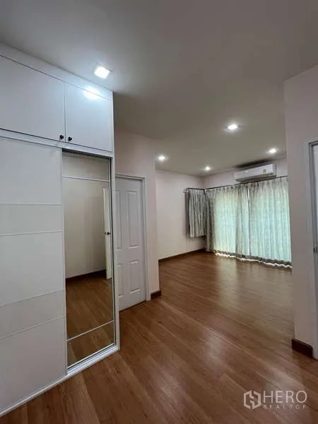 บ้าน ให้เช่าหรือขายในKhan Na Yao, Bangkok - ห้องนอนหลักกว้าง พื้นไม้ ตู้เสื้อผ้าบิวท์อิน และหน้าต่างบานใหญ่