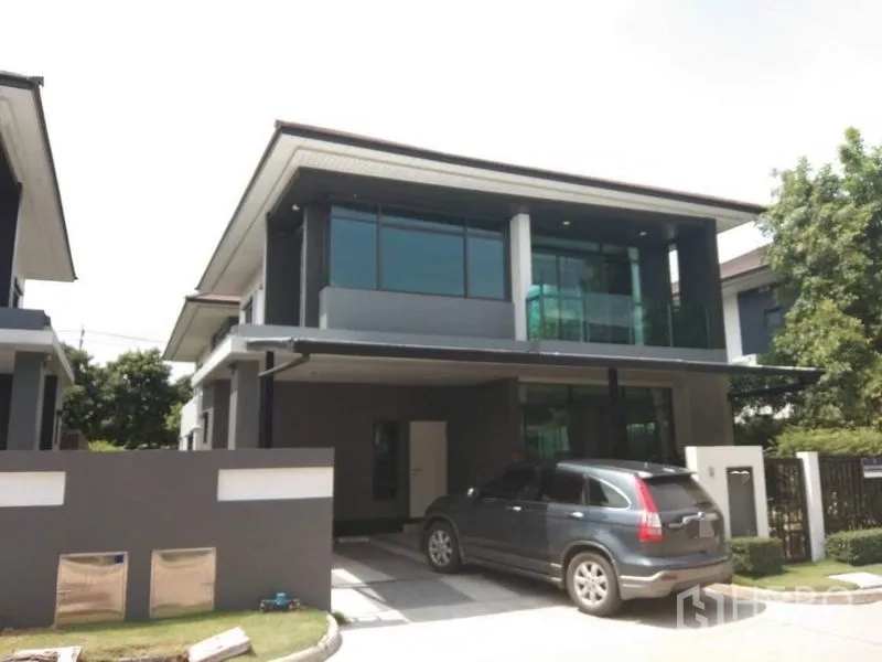 Detached House for rent in Bang Kapi, Bangkok - Modern two-storey detached house with large glass windows, covered carport and small front lawn in Hua Mak, Bang Kapi.