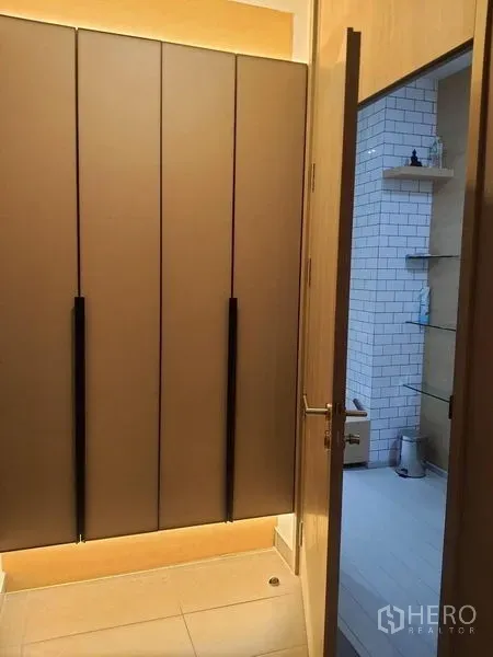 คอนโด ให้เช่าในPathum Wan, Bangkok - โถงทางเดินพร้อมตู้เสื้อผ้าบิลต์อิน เชื่อมสู่ห้องน้ำกรุด้วยกระเบื้องซับเวย์สีขาว