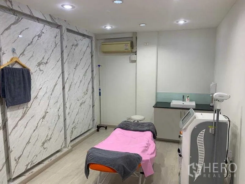 零售空间 出租在Pathum Wan, Bangkok - 私密治疗室，带大理石背景墙、洗手池及医疗设备。