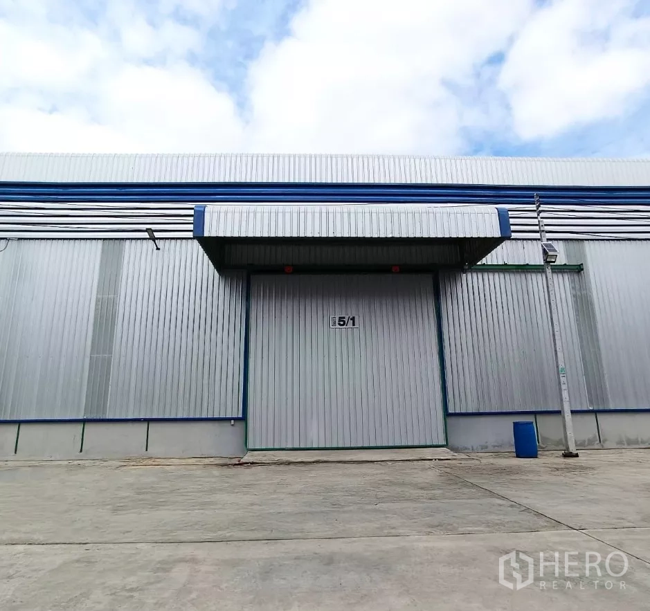 คลังสินค้า ให้เช่าในBang Bon, Bangkok - ประตูโหลดสินค้ามีชายคาที่โกดังสมัยใหม่ พร้อมพื้นที่เข้าถึงรถบรรทุกสะดวก