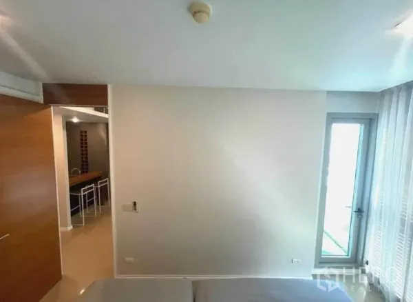 คอนโด ให้เช่าในKhlong San, Bangkok - ห้องนอนสว่าง พร้อมประตูเชื่อมครัวขนาดกะทัดรัดและประตูกระจกออกระเบียง