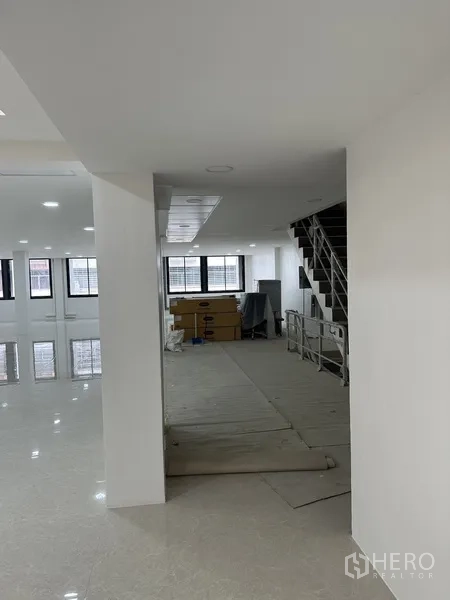 สำนักงาน ให้เช่าหรือขายในHuai Khwang, Bangkok - โถงทางเดินเชื่อมบันไดกับพื้นที่โอเพ่นสเปซ มีกล่องของใกล้หน้าต่าง