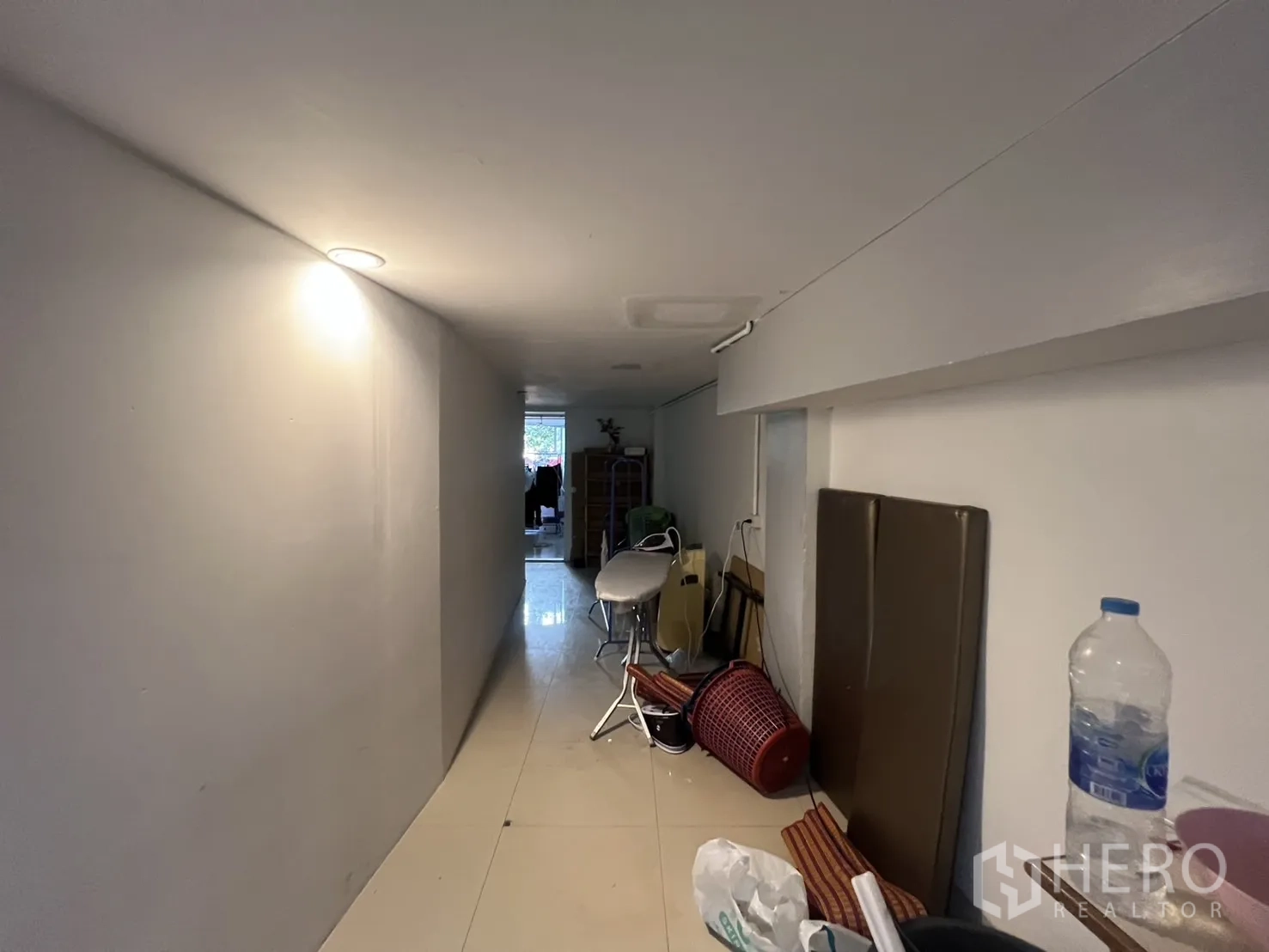 พื้นที่ขายปลีก ให้เช่า - โถงทางเดินยาว ฝ้าต่ำ พื้นแกรนิตโต้เงา มีของเก็บเรียงตามผนัง