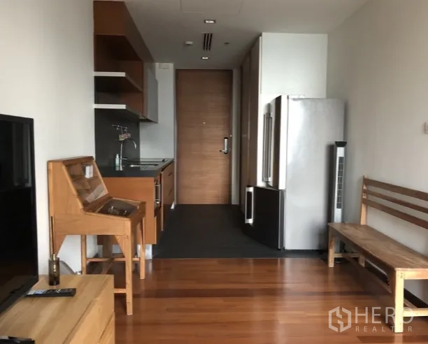 คอนโด ให้เช่าหรือขายในKhlong Toei, Bangkok - ครัวขนาดกะทัดรัดพร้อมตู้เก็บของ ซิงก์ และตู้เย็นสแตนเลสขนาดใหญ่