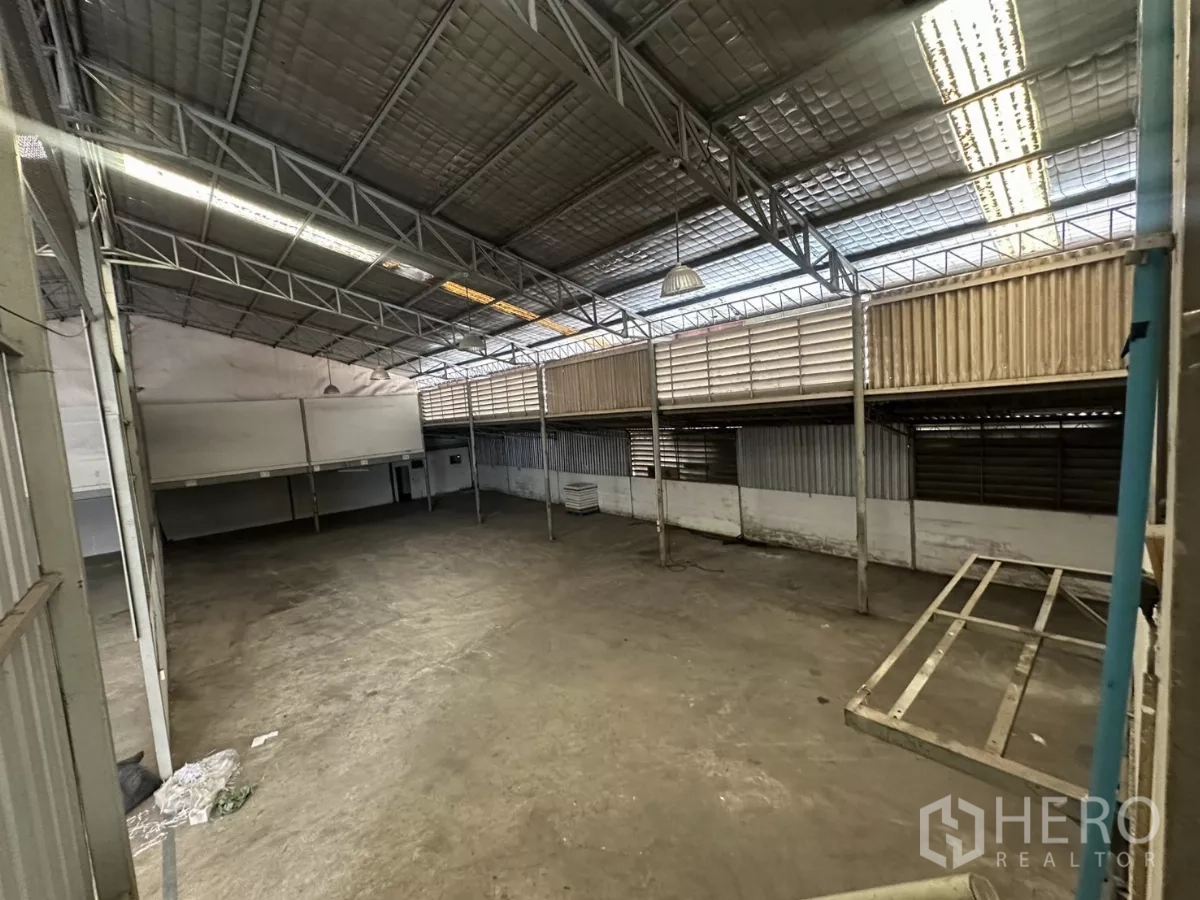 Warehouse for rent in Suan Luang, Bangkok - Top view of the warehouse hall showing mezzanines, vents and steel trusses.