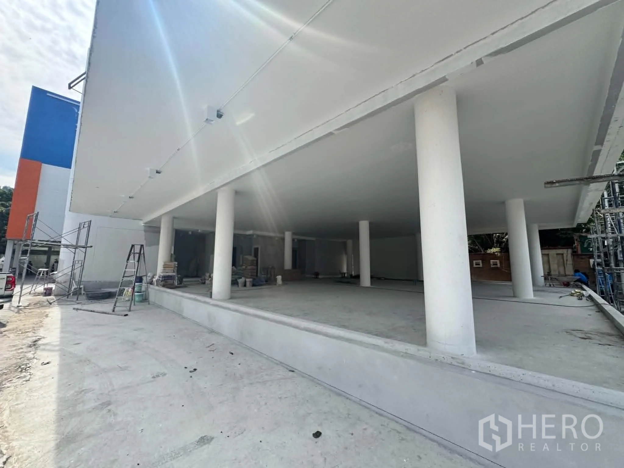 Retail Space for rent in Watthana, Bangkok - Deep street-facing covered area with columns and construction equipment.