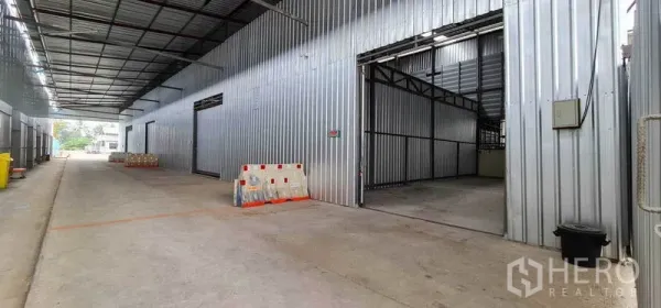 货栈 出租在Pak Kret, Nonthaburi - 带顶通道走廊，多个单元入口与充裕掉头空间。