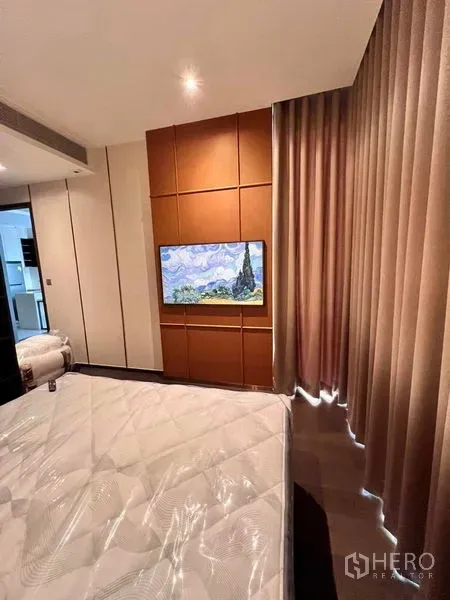 คอนโด ให้เช่าในWatthana, Bangkok - ห้องนอนมีทีวีติดผนังและผนังแผงโทนอุ่น