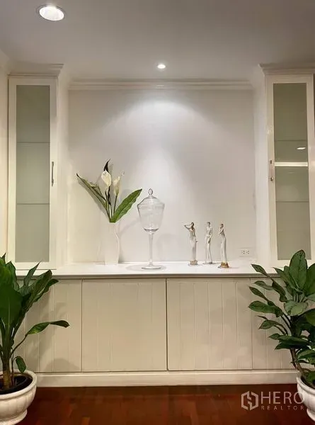 คอนโด ให้เช่าหรือขายในWatthana, Bangkok - ตู้โชว์บิวท์อินสีขาว ไฟส่องเน้น พร้อมกระถางต้นไม้ตกแต่ง