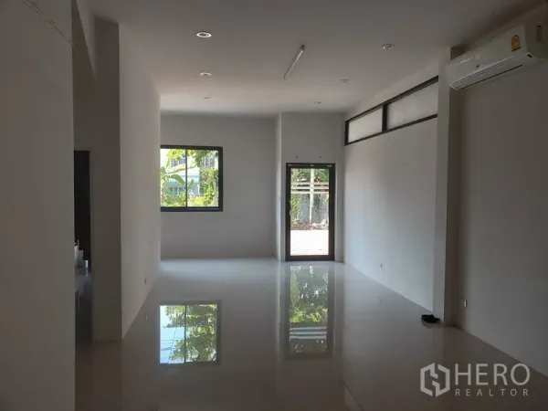 โรงงาน ให้เช่าหรือขายในLam Luk Ka, Pathum Thani - สำนักงานชั้นล่างหรือโชว์รูม พื้นกระเบื้องเงา มีหน้าต่างและเครื่องปรับอากาศ