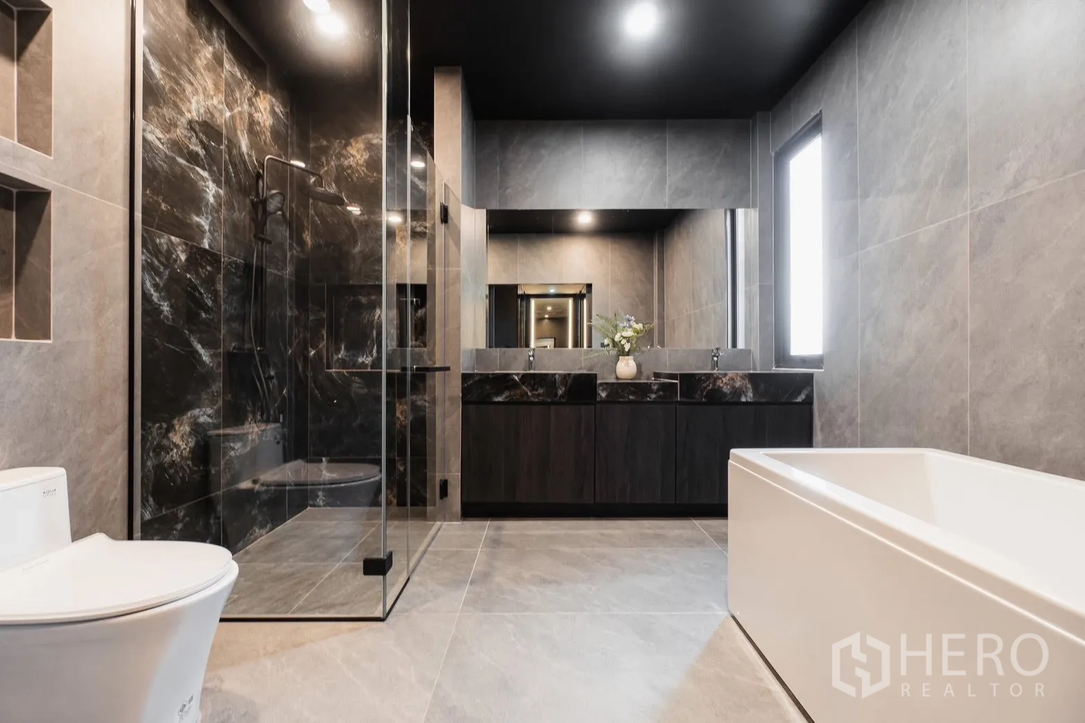 บ้าน ให้เช่าหรือขายในPrawet, Bangkok - ห้องน้ำสปาสไตล์ มีตู้กั้นอาบน้ำ กระจกนิรภัย อ่างแช่ และอ่างล้างหน้าคู่