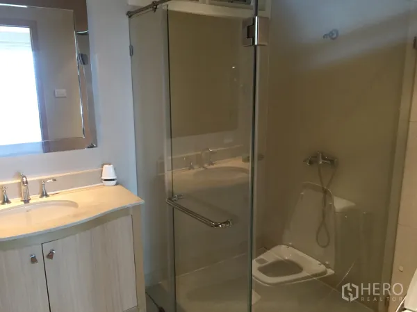 公寓 出租在Sathon, Bangkok - 现代卫浴，玻璃淋浴间、洗手台与坐便一体配置。