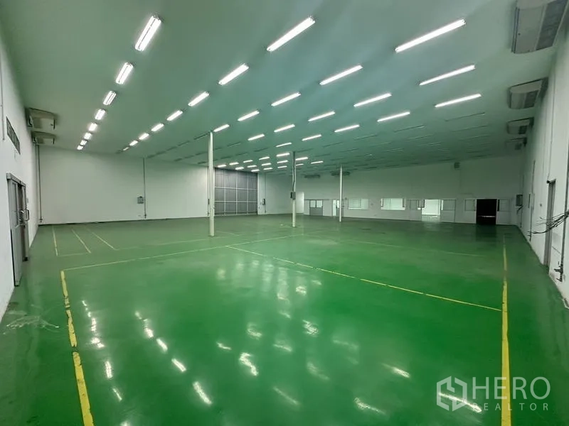 คลังสินค้า ให้เช่าในSuan Luang, Bangkok - มุมมองเฉียงของโกดังโล่งสว่าง ไฟ LED และทางโหลดสินค้า