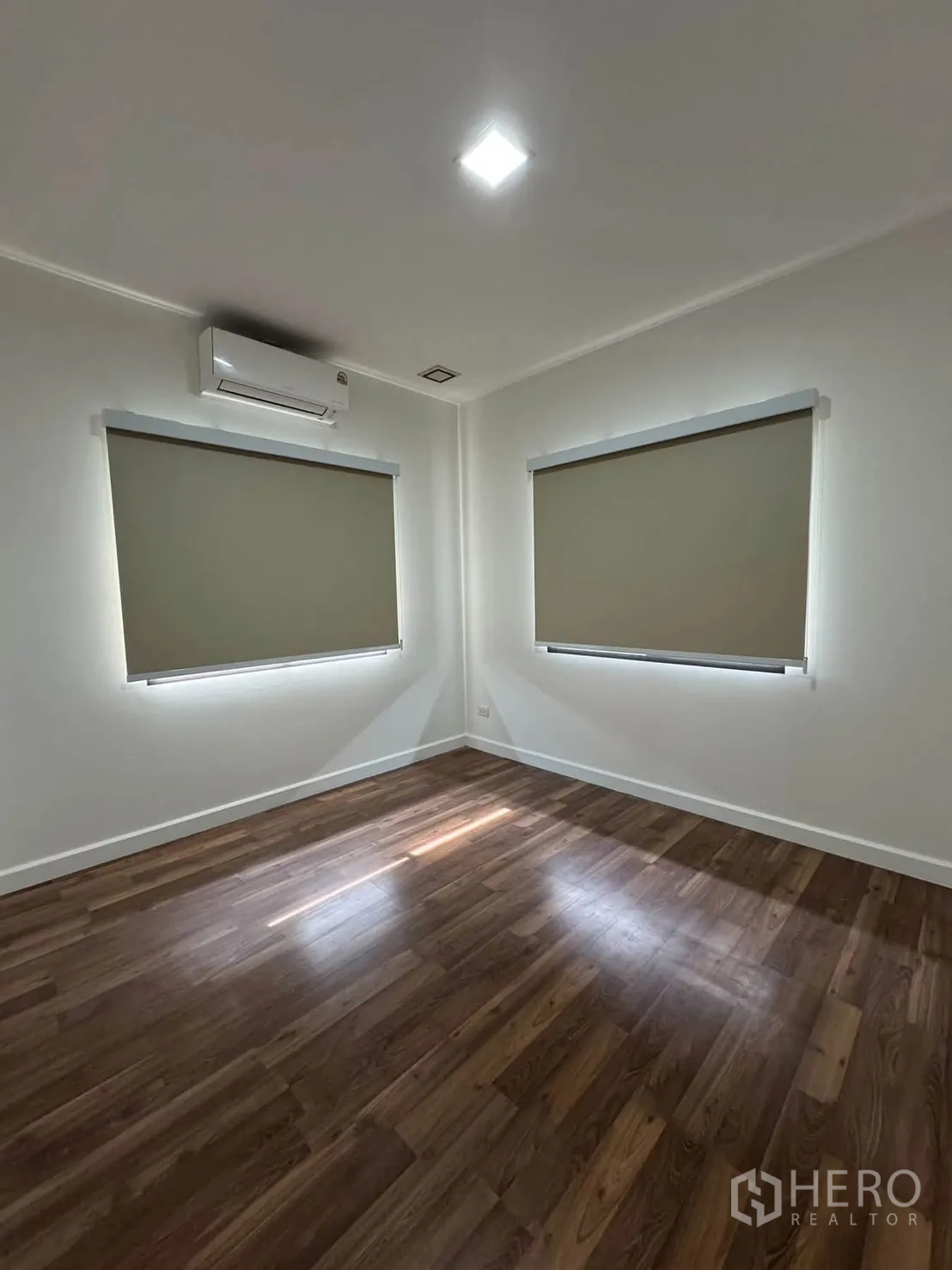 บ้านเดี่ยว for rent in Prawet, Bangkok - ห้องนอนโล่งพื้นไม้ มีหน้าต่างสองด้าน ม่านม้วน และเครื่องปรับอากาศ