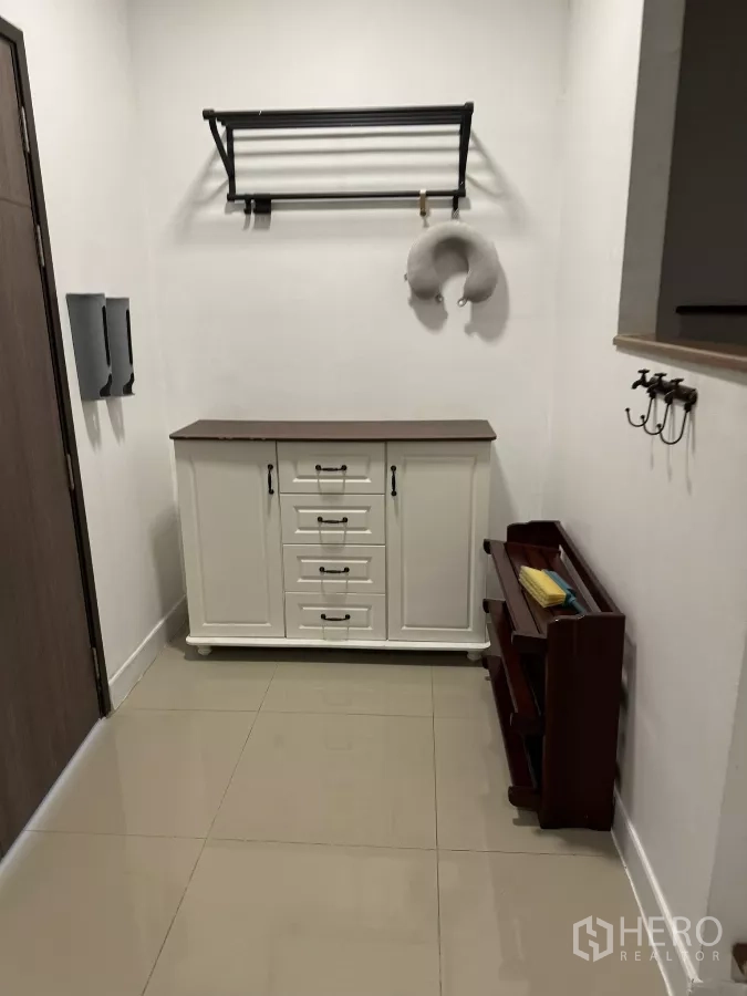 ทาวน์เฮาส์ ให้เช่าในSuan Luang, Bangkok - โถงทางเข้าพร้อมตู้ลิ้นชัก ตะขอแขวน และชั้นวางรองเท้า พื้นเงางาม