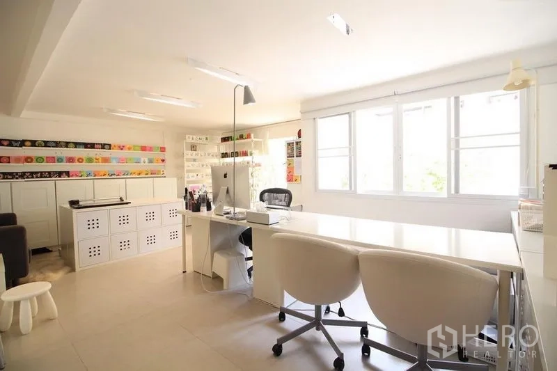 ทาวน์เฮาส์ ให้เช่าในWatthana, Bangkok - พื้นที่ทำงานแบบโอเพ่นสเปซ โต๊ะยาวสีขาว หน้าต่างบานใหญ่ และตู้เก็บของ