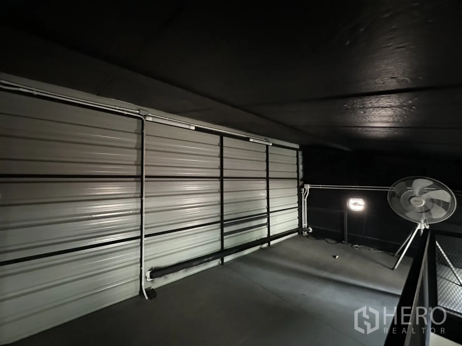 โกดัง for rent in Phra Khanong, Bangkok - ชั้นลอยเก็บของพร้อมราวกันตกและไฟส่องสว่าง
