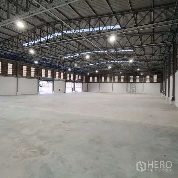 คลังสินค้า ให้เช่าในPrawet, Bangkok - พื้นที่ภายในโกดังโล่ง กรอบหลังคาเหล็กและไฟ LED