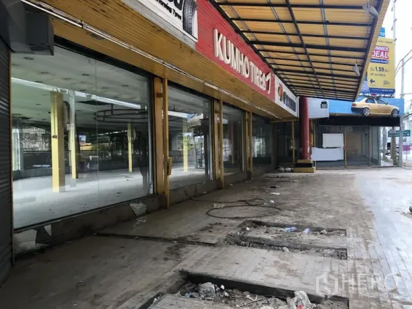 零售空间 出租或出售在Bang Khen, Bangkok - 临街零售建筑，整面玻璃立面与深遮雨棚。