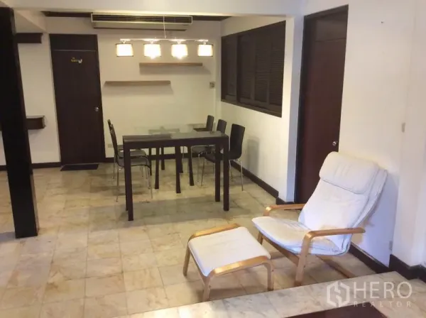 บ้าน ให้เช่าในWatthana, Bangkok - โซนรับประทานอาหารแบบเปิด โต๊ะกระจก โคมไฟแขวน และเก้าอี้พักผ่อนบนพื้นกระเบื้อง