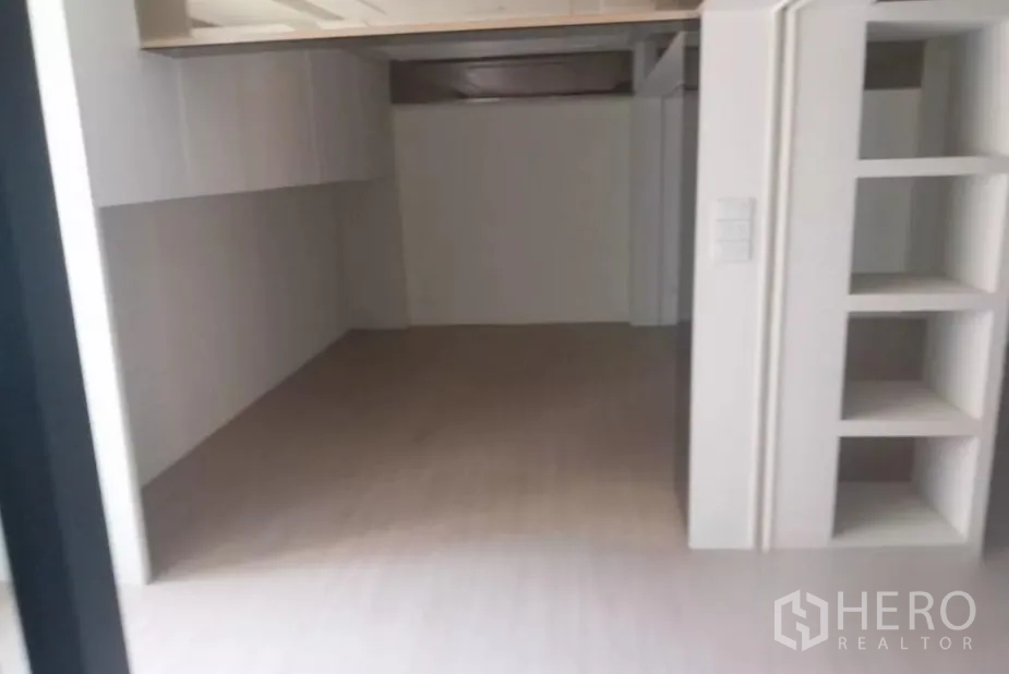 พื้นที่ขายปลีก ให้เช่า - ห้องสีขาวโล่ง มีตู้บิลท์อินและชั้นวาง พร้อมปรับแต่ง