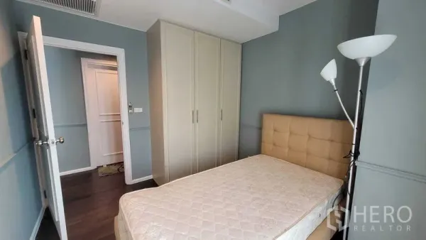 คอนโด ให้เช่าในKhlong Toei, Bangkok - ห้องนอนพร้อมตู้เสื้อผ้าบิวท์อิน หัวเตียงบุ และโคมไฟยืน ผนังโทนฟ้า